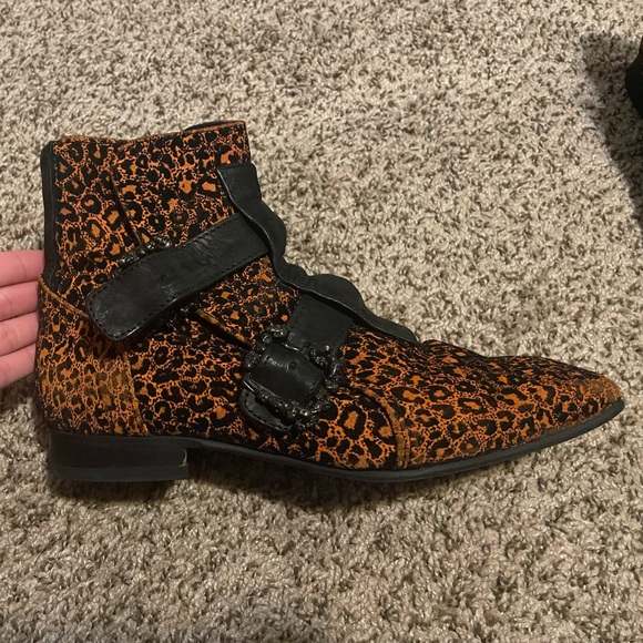 TUDOR
SUTTON: WOMEN'S
SKULL BUCKLE BOOT - Picture 4 of 6